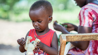 Viele Kinder in Afrika, Asien und Lateinamerika erhalten im Rahmen der Kinderhilfe Schutz und die Möglichkeit, sicher und gesund aufzuwachsen.