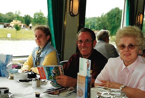 Stifterin Christine Groß als junge Frau mit ihren Eltern während einer Schifffahrt