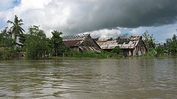 Ein Bild der Zerstörung und Überschwemmung aus dem Jahr 2008 in Myanmar. ©Plan