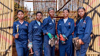 Die Gruppe angehender Schweißer:innen mit ihren Werkzeugen