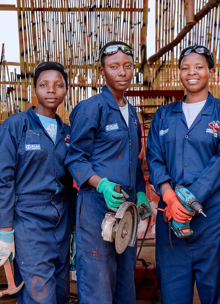 Die Gruppe angehender Schweißer:innen mit ihren Werkzeugen