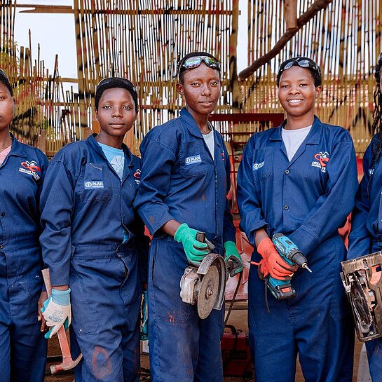 Die Gruppe angehender Schweißer:innen mit ihren Werkzeugen