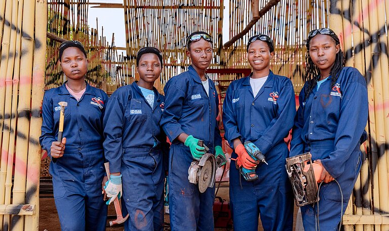 Die Gruppe angehender Schweißer:innen mit ihren Werkzeugen