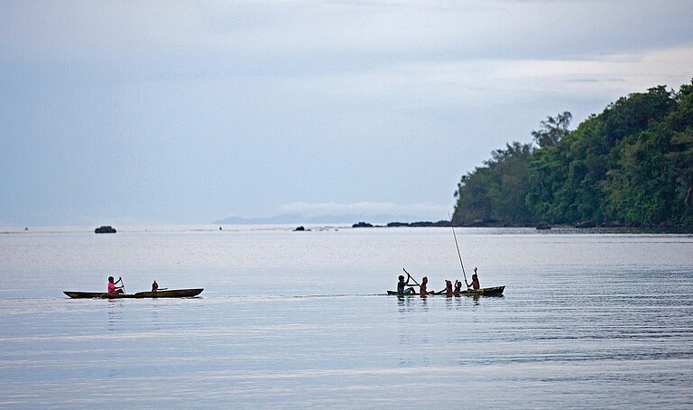 Glatte Meeresoberfläche mit zwei Kayaks