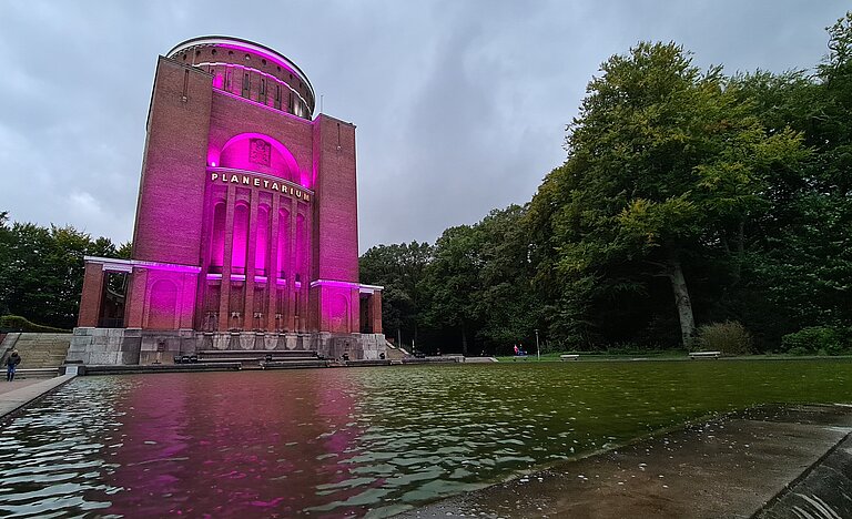Das Planetarium Hamburg ist pink erleuchtet