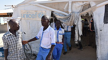 Zeltlager in Gwoza: Durch den Konflikt im Norden Nigerias wurden ca. 6.000 Kinder und Jugendliche von ihren Familien getrennt.