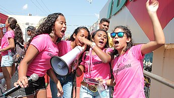 Isabella, Irlane, Nathalia und Daiane (v.l.n.r.) protestieren gemeinsam gegen jede Form von Gewalt und Unterdrückung gegenüber Frauen in Brasilien. © Plan International / Maurício Neto
