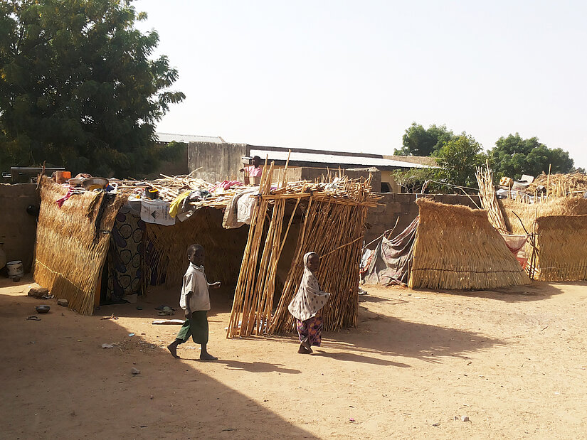 Tausende Menschen wurden von Boko Haram aus ihren Dörfern vertrieben. Sie leben in provisorischen Hütten und haben oft keinen Zugang zu sauberem Trinkwasser oder Nahrung. © Syed Mohammed Aftab Alam / Plan