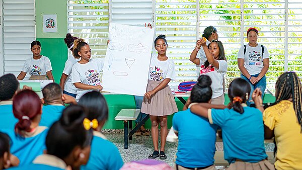 Jugendliche Mädchen in der dominikanischen Republik lernen mehr über reproduktive Gesundheit.