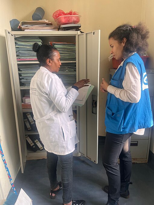 Jane Zentgraf im Gespräch mit Mitarbeiterin eines renovierten One-Stop Centers in Äthiopien