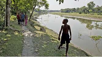 Kinder an einem Kanal im Norden von Bangladesch