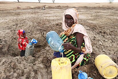 Der Klimawandel verursacht durch monatelange Dürre vielerorts Wasserknappheit, so auch in unserem Projektland Kenia. ©Plan International