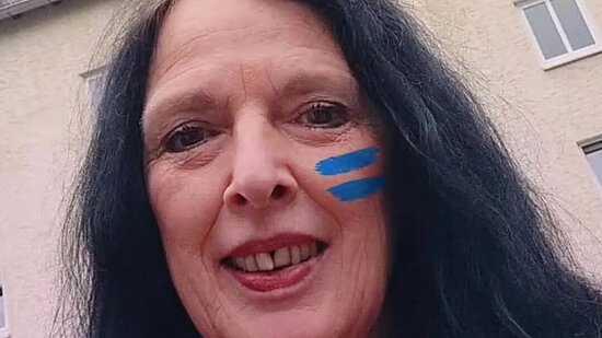 Eva-Maria Schreiber mit dem blauen Girls Get Equal Gleichzeichen auf der Wange.