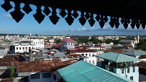 Blick über die Dächer der Siedlungen in Stone Town.