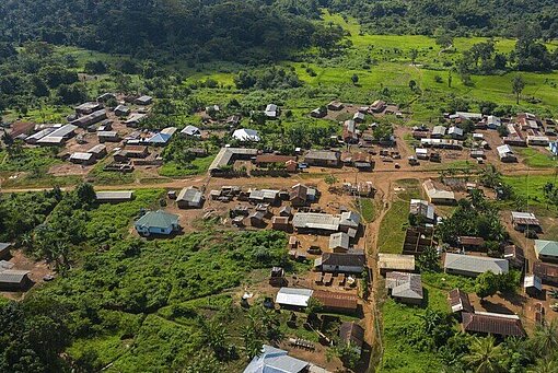 Dorf in der Provinz Oti, Ghana Luftaufnahme eines kleinen Dorfes, umgeben von üppiger Vegetation