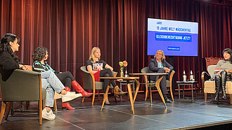 Auf einer Bühne sitzen Helen Fares, Edith Löhle, Kristina Lunz, Kathrin Hartkopf und Şeyda Kurt.