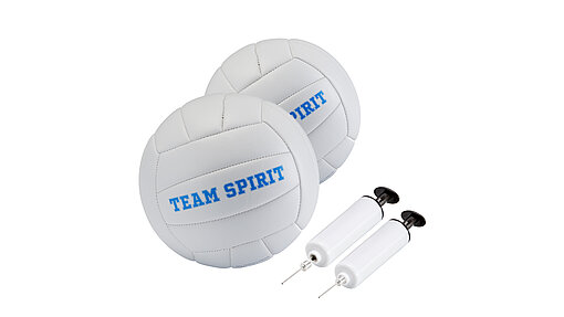2 weisse Volleybälle mit zwei Pumpen