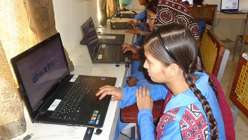 „Früher gab es keine ausgebildeten Informatiklehrer“, sagt Salma, eine Schülerin aus Thatta. „Jetzt haben unsere Lehrer Fortbildungen in den Bereichen Informatik, digitales Lernen und Sicherheit im Internet erhalten.“ © Plan International