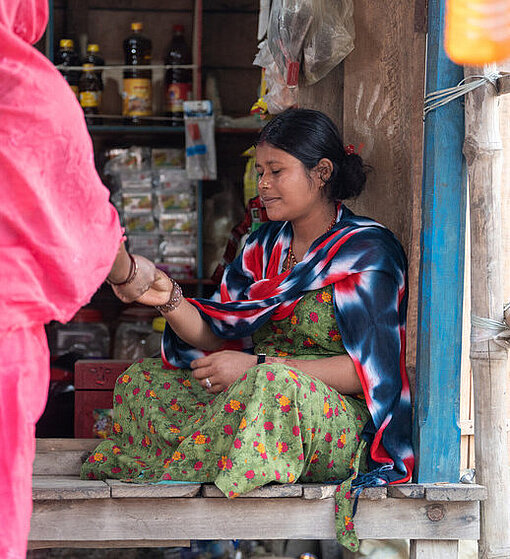 Ranju mit Kundin vor Geschäft 