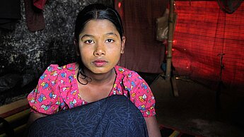 Die Mädchen in den Flüchtlingscamps der Rohingya dürfen ihre Zelte nur selten verlassen - aus Angst vor Übergriffen oder sexueller Belästigung. © Plan International