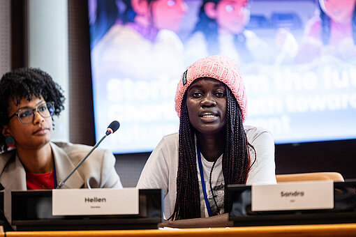 Junge Frau aus Sambia spricht beim Stories from the Future Side Event während der UN-Frauenrechtskommission (CSW69) in New York, ein Panel mit Fokus auf Bildung, Geschlechtergerechtigkeit und Mädchenrechte.