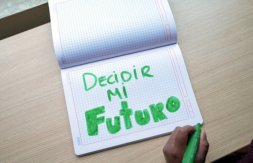 Heft mit der Aufschrift „Decidir mi futuro“
