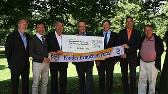 Wolfgang Porschen (Mitte), Geschäftsführer bei Plan, freute sich über den Spendenscheck des DTB-Präsidiums (v.l.n.r. R. Beushausen, H. Schmidbauer (Sprecher DTB-Bundesausschuss), U. Klaus, H.-W. Kende, B. Greiner, D. Hordorff). (© DTB)