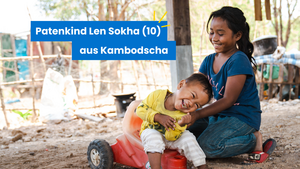 Vorschaubild für ein Video von einem Patenkind aus Kambodscha. Len Sokha spielt mit ihrem jüngeren Brüder und einem Spielauto. Beide lachen herzhaft.