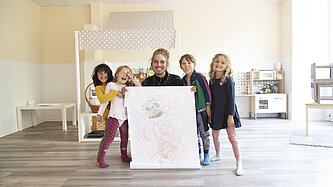 Kita-Kinder mit ihrem Bild vom Wir.