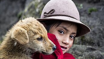 Die siebenjährige Jenny lebt einsam mit ihrer Großmutter in den Anden. © Plan /Erik Thallaug