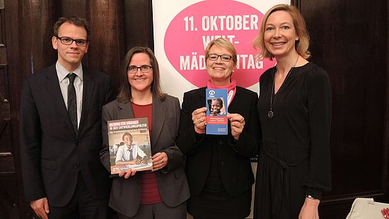 Staatsrat Jan Fries, Bärbel Reimann, Vertreterin der Landesbeauftragten für Frauen, Susanne Kuznik von der Plan AG-Bremen-Liliental, Kerstin Straub.