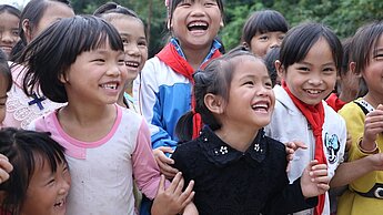 Schulkinder aus einem Plan-Projekt in China
