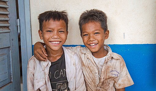 Zwei Jungs in Kambodscha