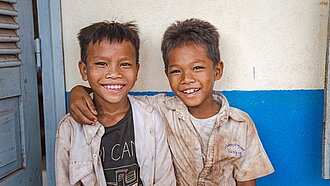Zwei Jungen in Kambodscha