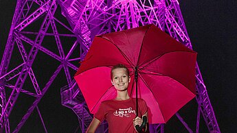 Setzt ein starkes Signal für Mädchenrechte: Toni Garrn am Funkturm Berlin.
