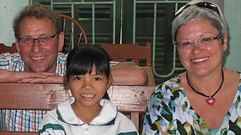 Kim (Mitte) trifft erstmals auf „Langnasen“ und ihre Paten: die Familie Körner. Kim (Mitte) trifft erstmals auf „Langnasen“ und ihre Paten: die Familie Körner.