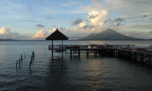 Eine paradiesisch schöne Bucht im tropischen Sonnenuntergang in Indonesien