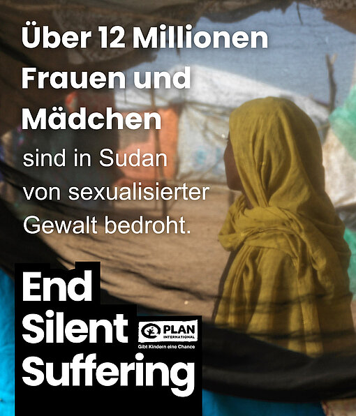 Eine Frau wendet sich halb von einem Tuch abgeschirmt ab