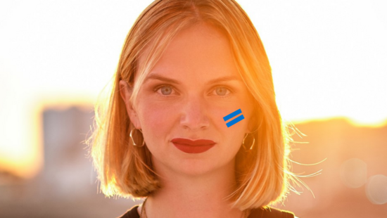Kristina Lunz mit dem blauen Girls Get Equal Gleichzeichen auf der Wange.