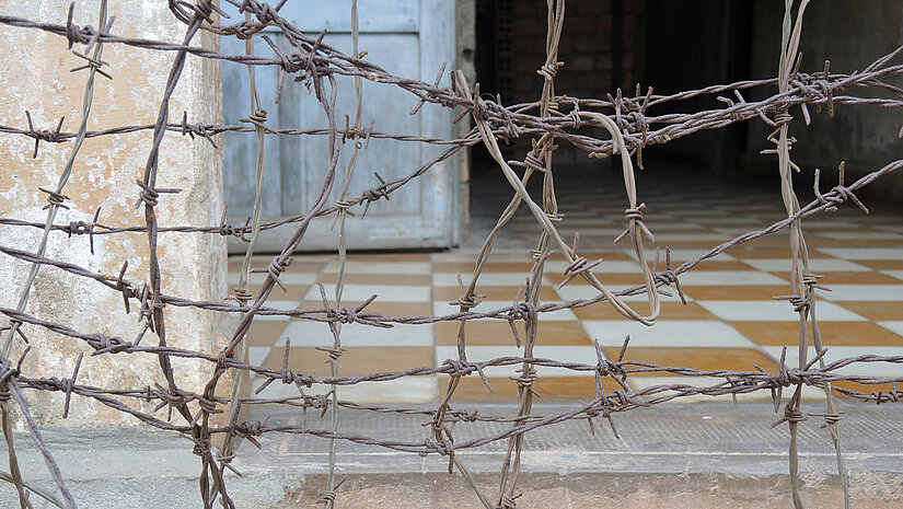 Wen die Roten Khmer einmal ins „Verhör“- und Folterzentrum Tuol Sleng von Phnom Penh steckten, kam nicht leben wieder daraus hervor. © Foto: Plan/Marc Tornow Wen die Roten Khmer einmal ins „Verhör“- und Folterzentrum Tuol Sleng von Phnom Penh steckten, kam nicht leben wieder daraus hervor. © Foto: Plan/Marc Tornow