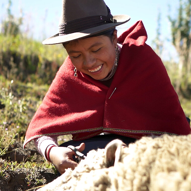 Eine Frau in Ecuador bei der Arbeit