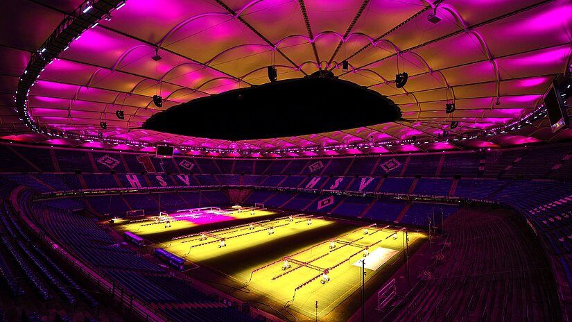 pink beleuchtetes HSV-Fußballstadion von innen