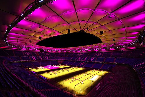 pink beleuchtetes HSV-Fußballstadion von innen