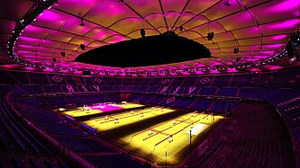 pink beleuchtetes HSV-Fußballstadion von innen