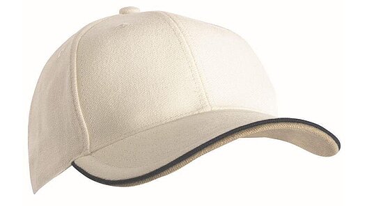 Ecrufarbende Cap mit blauer Kontrastborte am Schirm.