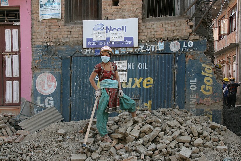 2015-06-01-Nepal_Kathmandu_Aufraeumarbeiten_FOTO Maike Roettger 2015-06-01-Nepal_Kathmandu_Aufraeumarbeiten_FOTO Maike Roettger