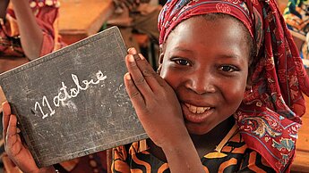 Ein Mädchen in Niger erinnert an den 11. Oktober als Welt-Mädchentag. ©Plan