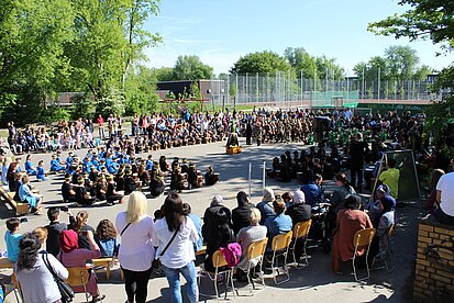 Auf dem Schulhof der Essener Grundschule findet das Trommelzauberfest statt.