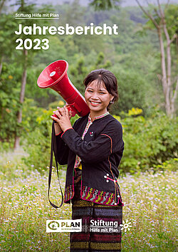 Titelbild des Jahresberichts 2023 der Stiftung Hilfe mit Plan: junge Frau mit Megafon lächelt auf einer Wiese vor grünem Hintergrund