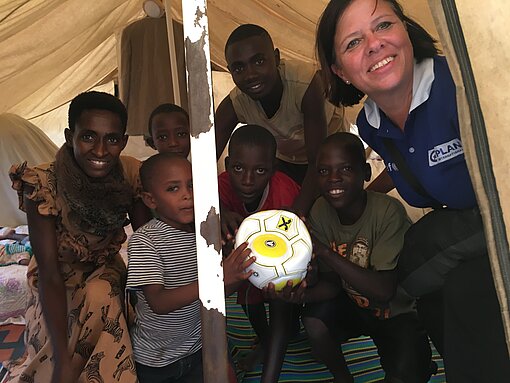 Dr. Susanne Bixner mit Kindern in Ruanda